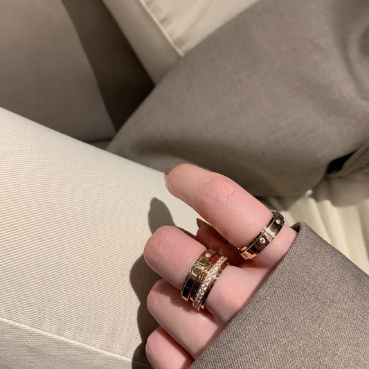 Time has come and gone. Women's 925 sterling silver plated 18K gold can be rotated and rotated without fading. Couple ring