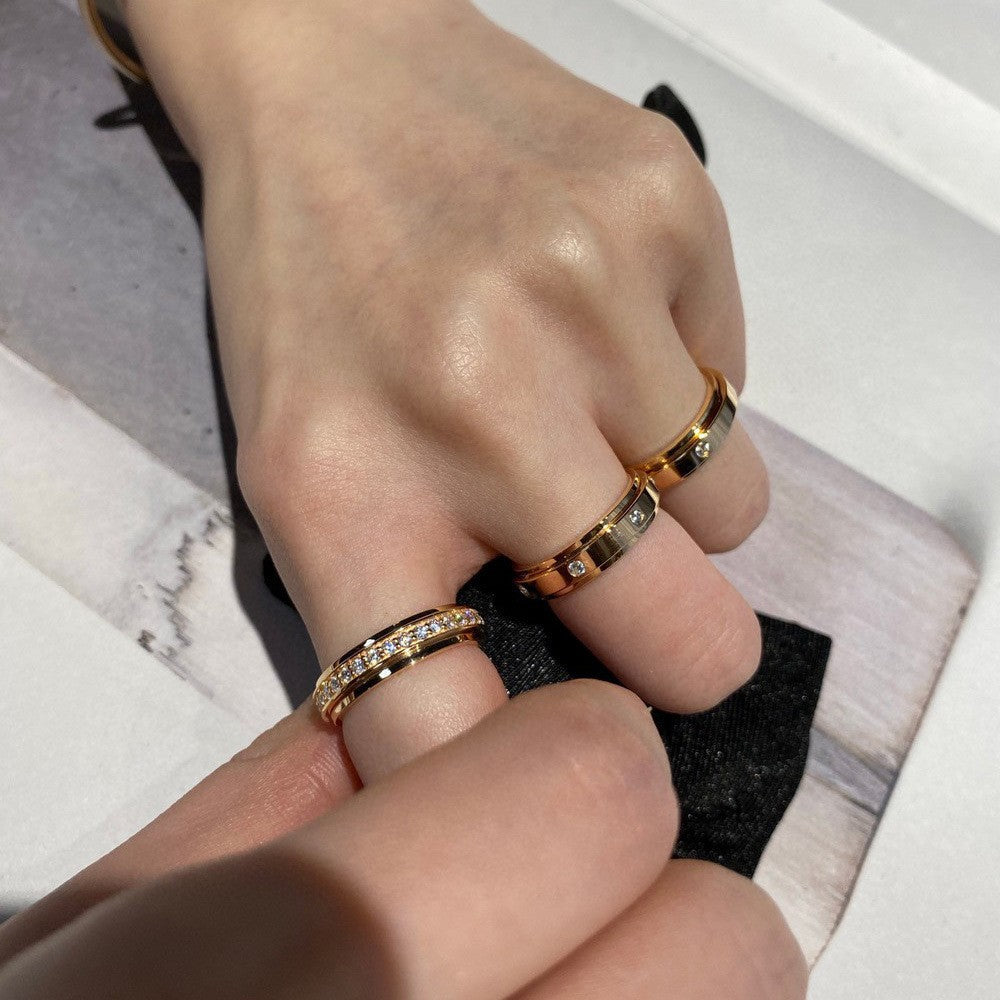 Time has come and gone. Women's 925 sterling silver plated 18K gold can be rotated and rotated without fading. Couple ring