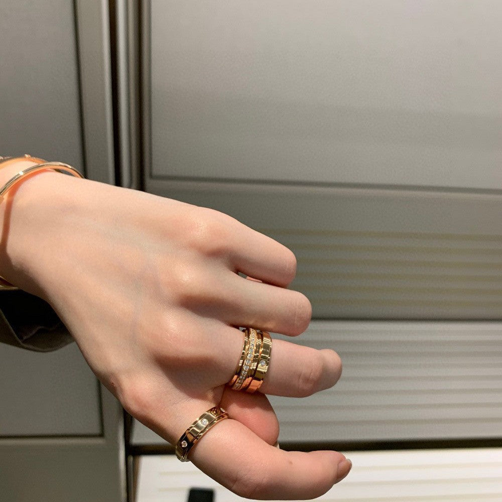 Time has come and gone. Women's 925 sterling silver plated 18K gold can be rotated and rotated without fading. Couple ring